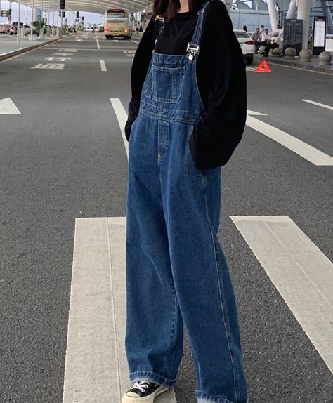 Loose fit Large front pocket Straight cut jeans Perfect for casual park dates Denim Jumper Pants, Dungaree Outfit, Baggy Overalls, Y2k Preppy, Jumper Pants, Overall Outfit, Jumper Outfit, Overalls Outfit, Salopette Jeans