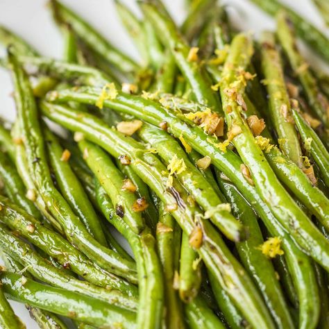 Raw Green Bean Recipes, Green Bean Recipes Healthy, Green Beans With Garlic, Healthy Green Beans, Healthy Appetizers Easy, Easy Green Beans, How To Cook Greens, One Pot Vegetarian, Sauteed Green Beans