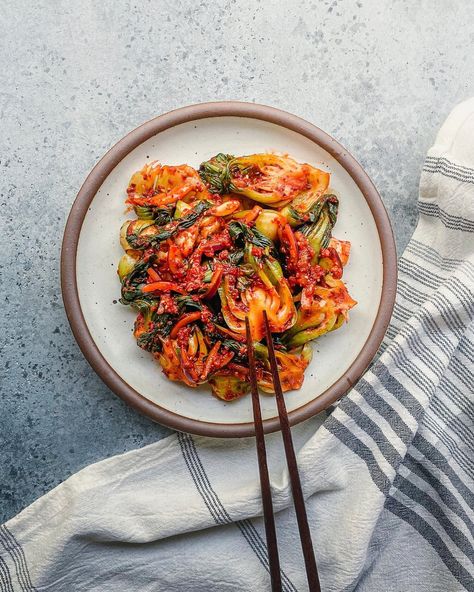 If you love kimchi, this is a quick and easy recipe that comes together in less than half an hour. This is called a  geotjeori  , which is a kimchi that is made to be eaten fresh without fermentation. Traditionally, in kimchi vegetables are fermented, which is popular during autumn and made to last Kimchi Vegetables, Kimchi Aesthetic, Fermented Kimchi, Spring Dishes, Kimchi Recipe, Napa Cabbage, Toasted Sesame Seeds, Summer Dinner, Fresh Vegetables