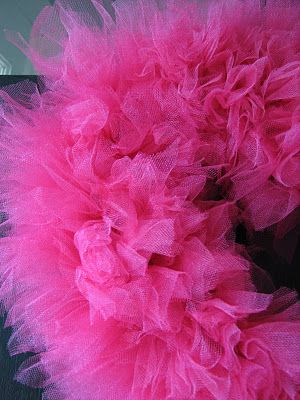 Tulle Heart Wreath Diy, Tulle Wreath Diy, Tulle Ideas, Tulle Projects, Tulle Crafts, Valentine Wreaths, Diy Tulle, Tulle Wreath, Diy Cream