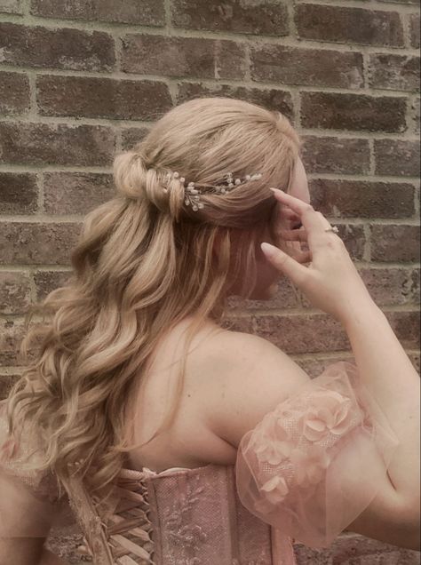 Blonde Hair Princess Aesthetic, Fantasy Princess Hairstyle, Fantasy Hair Styles Princesses, Blonde Fairy Hair, Princess Hair Aesthetic, Forest Fairy Hairstyles, Fairy Core Hairstyles, Enchanted Hairstyles, Corset Dress Aesthetic