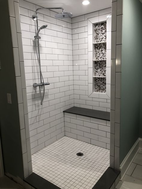 Subway Tile Walk In Shower No Door, Toilet Without Tiles, Shower Stall With Bench, 4ft Shower Ideas, Small Walk In Shower Ideas With Bench, Small Showers Without Doors, Standing Shower Tile Ideas, Standing Shower With Bench, Bathroom Shower With Bench