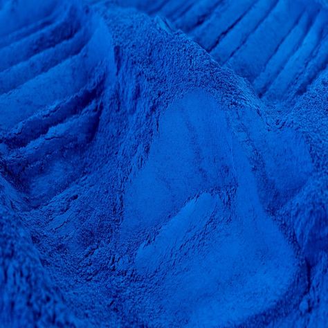 Pigment naturel exclusif pour béton et chaux: Bleu Azur | 25 Kg - IBéTON BY CYRIL CLAIRE Bleu Roi Aesthetic, Diy Tableau, Iphone Wallpaper Themes, Color Studies, Feeling Blue, Linoleum, Cottage Homes, Color Collection, Restaurant Design