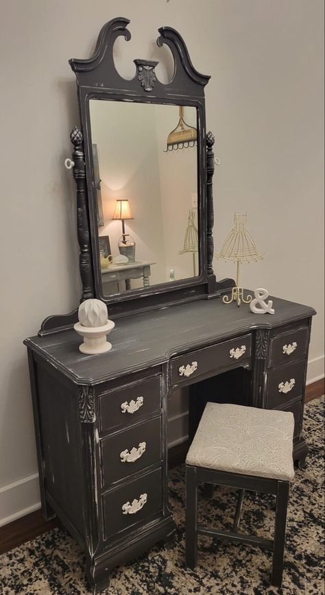 Old Makeup Vanity, Dr Room, Gray Makeup, Makeup Vanities, Grey Makeup, Hogwarts Dr, Gray Vanity, Old Makeup, Antique Vanity