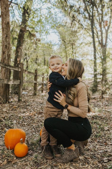 Mother Son Christmas Outfits, Black And White Flannel Family Pictures, Mommy And Son Christmas Outfits, Mommy Son Photoshoot Outfits, Fall Outfits Mom And Son, Fall Family Pictures Of 3, Mother And Son Fall Outfits, Family Picture Photoshoot, 2024 Fall Family Pictures