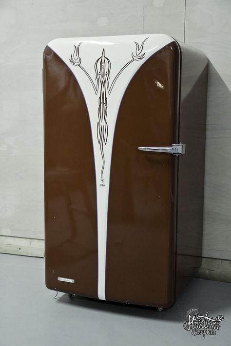 Pinstriping on Vintage Fridge. - Click image too see more photos of this project. Garage Refrigerator, Vintage Fridge, Мотоциклы Harley Davidson, Old Refrigerator, Kustom Paint, Pinstripe Art, Retro Appliances, Beer Fridge, Art Pinterest