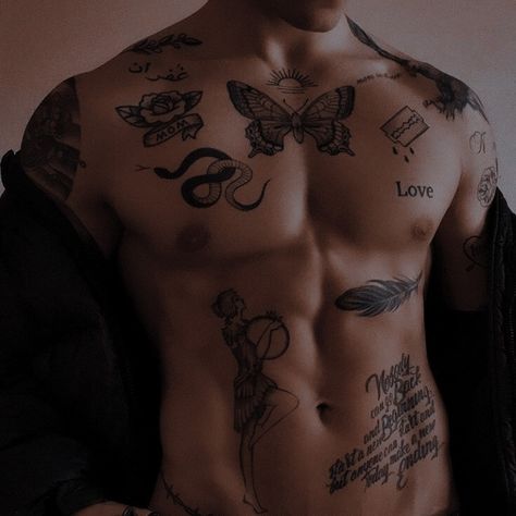 Tattoos Torso, Man With Tattoos, Amor Tattoo, Tato Flash, Tato Minimal, Small Chest Tattoos, Torso Tattoos, Tattoo Inspiration Men, Cool Chest Tattoos