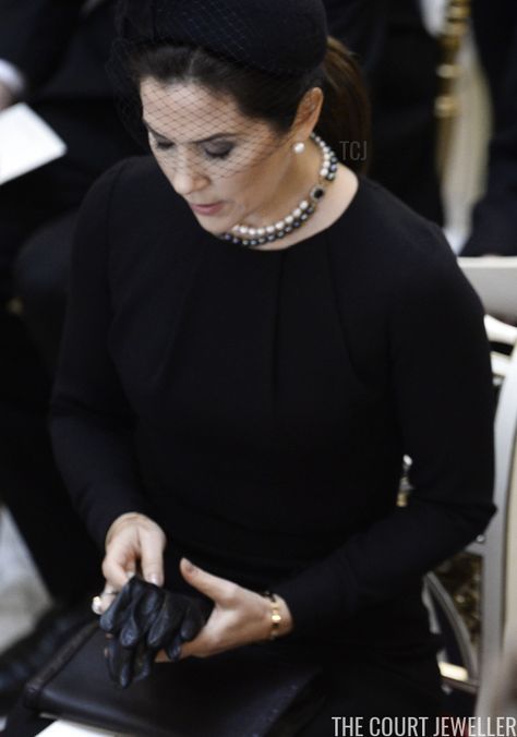 Black And White Pearl Necklace, How To Wear Pearls, Black Pearl Jewelry, Kroonprinses Mary, Crown Princess Mary Of Denmark, Royal Women, Wearing Pearls, Princess Mary Of Denmark, Mary Of Denmark