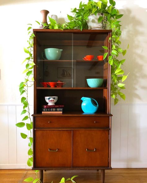 Cally Betts on Instagram: “SOLD. Mid century modern hutch in good vintage shape. Top has some scratches. Legs have some nicks, but still a wonderful piece for any…” Mcm Hutch, Mcm Sideboard, Armoire Pantry, Mid Century Modern Hutch, Mid Century Modern China Cabinet, Kitchen Armoire, Mid Century Hutch, Modern Hutch, China Hutch Decor