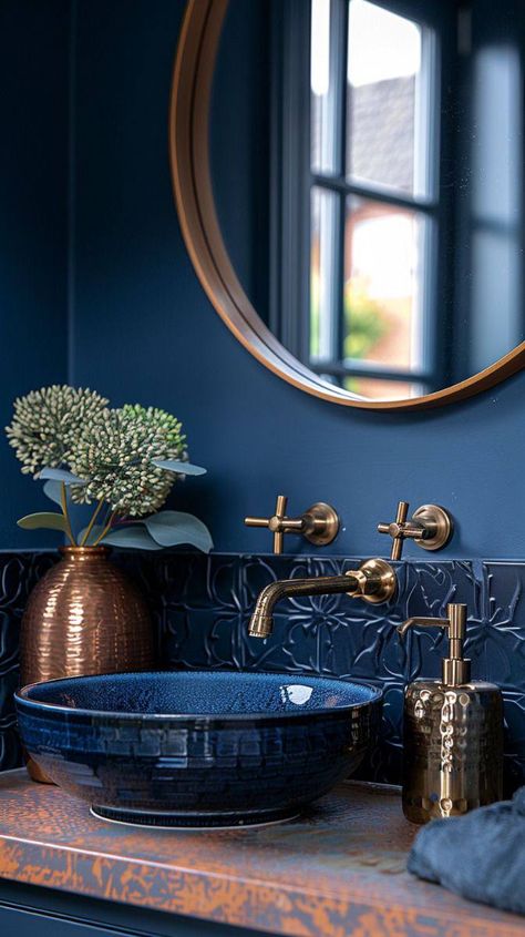 Bathroom Blue And Gold, Toilet Design Modern Interiors, Dramatic Bathroom Ideas, Bathroom Interior Blue, Moody Blue Bathroom, Bathroom Dark Blue, White And Blue Bathroom, Small Kitchen Layout, Minimal Bathroom Design