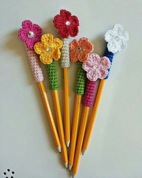 Crochet Pencil Toppers, Pencil Crochet, Marque-pages Au Crochet, Crochet Pencil, Projek Menjahit, Crochet Bookmark Pattern, Flower Pens, Confection Au Crochet, Crocheted Flowers