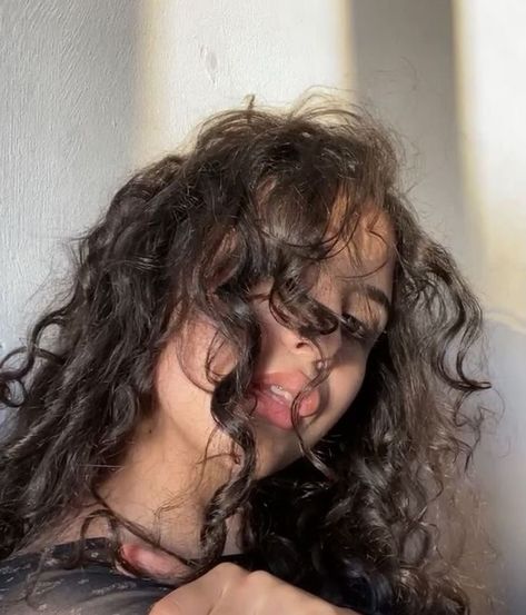 Brown Curly Hair, Girl With Brown Hair, Beautiful Curly Hair, Black Curly Hair, Curly Hair Women, Curly Girl Hairstyles, Long Curly Hair, Curly Girl, Aesthetic Hair