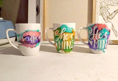 This Cricut or Silhoutte project uses simply typography and Alcohol Inks to create this quick personalized mugs. Perfect for gift giving and using up vinyl scraps. Clean surface with alcohol… Alcohol Ink Mugs Diy, Alcohol Ink Mugs, Kindness Crafts, Cricut Pictures, Hobbies To Pick Up, Cricut Mugs, Art Methods, Pen Projects, Alcohol Ink Glass