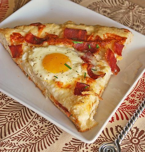 Breakfast Pizza recipe! Bacon and eggs on pizza! Perfect for any time of day! Pizza Stromboli, Pizza Lasagna, Fresh Fruit Recipes, Breakfast Pizza, Breakfast Brunch Recipes, Breakfast For Dinner, Breakfast Time, Deep Dish, Breakfast Dishes