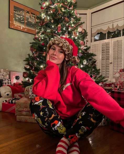 Christmas Hat Outfit, Christmas Poses, Funny Christmas Pictures, Girly Christmas, Cute Christmas Sweater, Instagram Couples, Christmas Party Outfits, Men Stylish Dress, Christmas Feeling