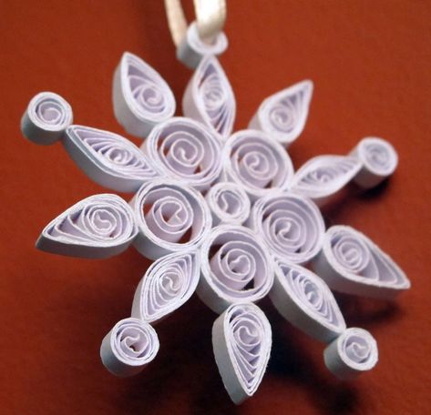 Join me at www.quillingcafe.com and show off your quillings. Snowflake Quilt, Neli Quilling, Arte Quilling, Quilling Pattern, Paper Quilling For Beginners, Paper Quilling Flowers, Art Quilling, Quilling Christmas, Paper Quilling Patterns