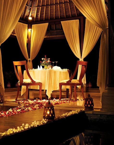 Private Dinner For Two Romantic, Candle Light Dinner Ideas, The Lady Loves Couture, Romantic Dinner Decoration, Romantic Candle Light Dinner, Beach Dinner, Romantic Candlelight, Romantic Candles, Dinner At Home