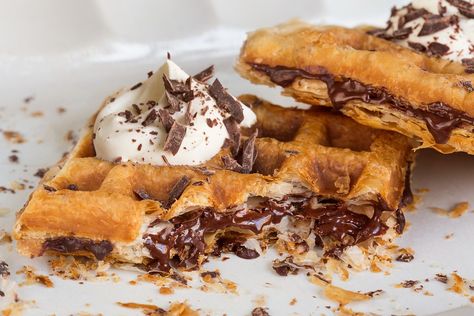 Puff Pastry Waffles, Nutella Desserts Easy, Biscuits Diététiques, Nutella Desserts, Easy Puff Pastry, Macaroon Recipes, Coconut Macaroons, Waffle Recipes, Puff Pastry