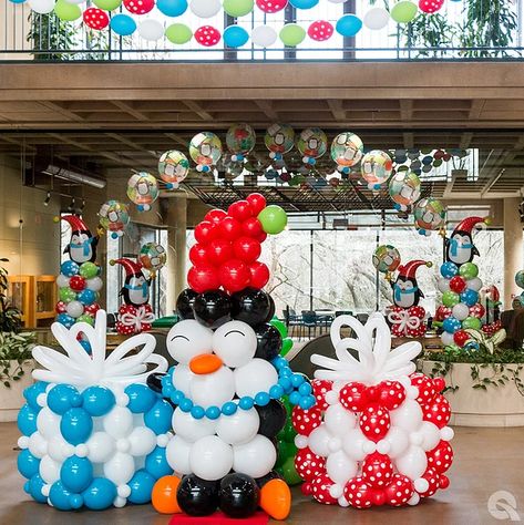 Qualatex | Balloon Decor Jolly Penguin with Gifts Penguin Balloon, Balloon Bunches, Balloon Party Decor, Christmas Balloon Decorations, Qualatex Balloons, Party Decor Ideas, Balloon Garland Diy, Penguin Party, Balloon Arches