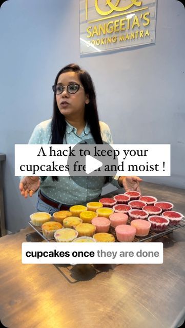 Pie Decorated Cupcakes, How To Transport Cupcakes, Starbucks Muffin Recipe, Transport Cupcakes, Cupcake Display Ideas, Reels Hacks, Starbucks Muffins, Cupcake Frosting Techniques, Afreen Afreen