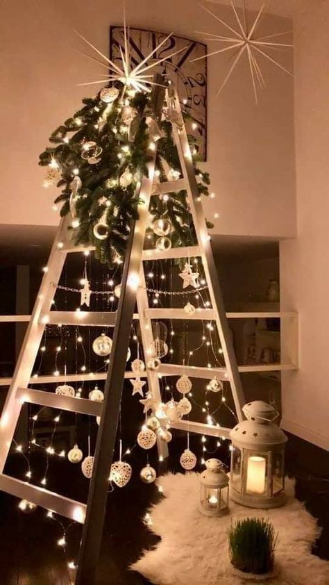 Ladder Christmas Tree Ideas, Ladder Christmas Tree, Christmas Ladder, Wall Christmas Tree, Christmas Photo Booth, Alternative Christmas, Alternative Christmas Tree, Creative Christmas Trees, Unique Christmas Trees