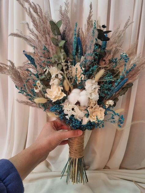 I designed my turquoise boutonniere using preserved hydrangea, pampas, dried rabbit, and dried daisy. You can contact me for different colors and designs. I wish you a pleasant shopping, stay with love.. :) Turquoise Prom Bouquet, Western Summer Wedding Colors, Turquoise Western Wedding Theme, Turquoise Flower Arrangements, Teal Flower Bouquets, Turquoise Boutonniere, Western Bridal Bouquet, Turquoise Groomsmen, Western Wedding Colors Schemes