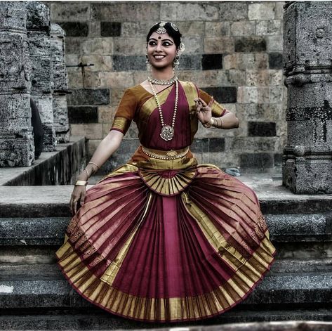 Gorgeous Amrutha Naresh Rao ! @amruthanareshrao Happy weekend to all you beautiful people !! #bharatanatyam #narthanam #classicaldancer… Bharatanatyam Skirt Costume, Bharatanatyam Costume Colors, Arangetram Photoshoot, Dhoni Portrait, Wedding Shoes Fall, Bharatnatyam Costume, Bharatnatyam Dress, Bharatanatyam Costumes, Bharatnatyam Poses