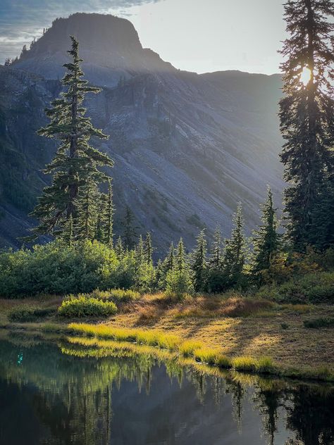 Discover the mesmerizing hues of early autumn in the North Cascades! 🍂 Dive into the vibrant scenery via the link. #NatureLovers #TravelInspiration 🌲 [Link in bio] Nature Wallpapers, North Cascades, Early Autumn, Early Fall, Nature Wallpaper, Travel Inspiration, Diving, Link In Bio, Washington