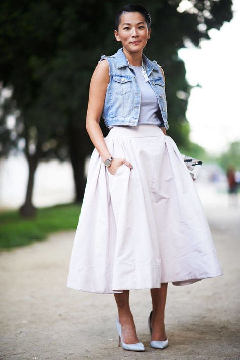 Shop Similar Denim Vest: Rag & Bone Shop Similar Skirt: Asos Shop Similar Heels: Sophia Webster Fashion Articles, Looks Street Style, Couture Week, Street Style Paris, Paris Street Style, Skirt Outfit, White Skirt, Inspired Outfits, Fashion Week Street Style