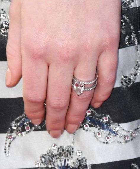 Sophie Turner Wedding, Engagement Rings 101, Celebrity Engagement Ring, Barbra Palvin, Engagements Rings, Hand Rings, Silver Rings With Stones, Celebrity Engagement Rings, Engagement Celebration