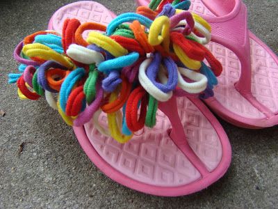 Hi Knitters, Here is a quick and easy project to spruce up those summer flip flops for your girls.  You just need a pair of plain flip flop... Pretty Flip Flops, Ribbon Flip Flops, Baby Flip Flops, Flip Flop Craft, Decorating Flip Flops, Flip Flop Wreaths, Daisy Girl Scouts, Blue Crafts, Kids Flip Flops