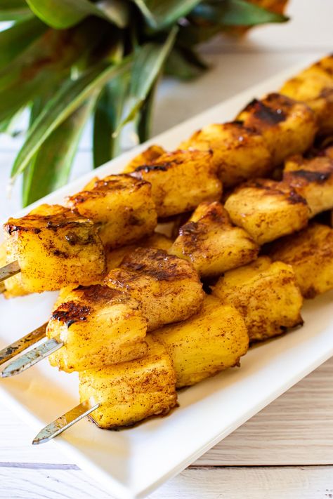 Pinapple Recipes Fresh, Cinnamon Pineapple, Grilled Pineapple Recipe, Fresh Fruit Desserts, Vegetarian Bbq, Grilled Desserts, Food Innovation, Skewers Grill, Pineapple Recipes