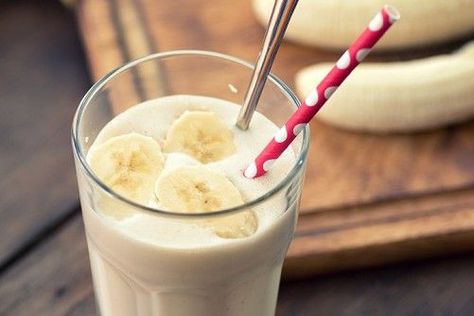 Healthy Recipes For Pregnant Women - Date and Banana Shake Banana Oatmeal Smoothie, Almond Butter Smoothie, Flat Belly Foods, Banana Drinks, 100 Calorie, Protein Smoothies, Protein Smoothie Recipes, Ginger Smoothie, Burn Stomach Fat