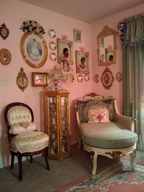 Victorian Room, Pink Antique, Casa Vintage, Pink House, Victorian House, Pretty Room, Vintage Room, Dream Room Inspiration, Pink Room