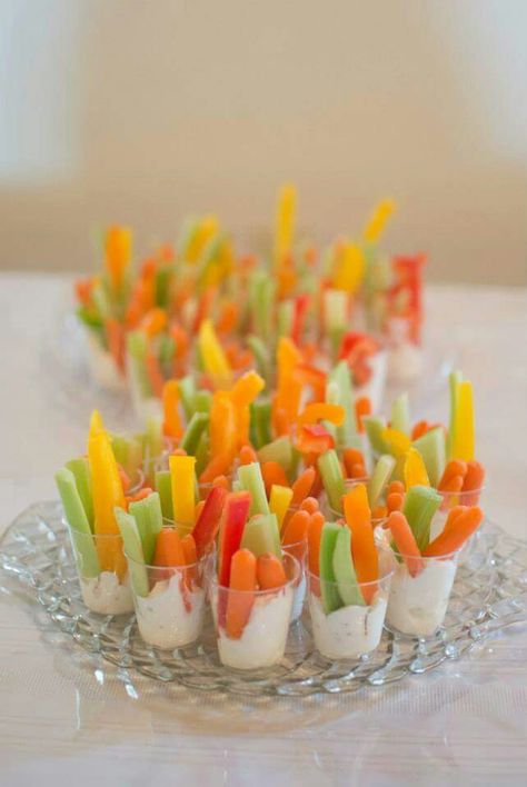 Veggies & Ranch cups Veggie Party Appetizers, Tea Party Veggies, Grad Party Finger Food Ideas, Engagement Appetizers, Veggie Cups For Party, Garden Themed Snacks, Veggie Cups With Ranch, Charcuterie Cup, Vegetable Cups