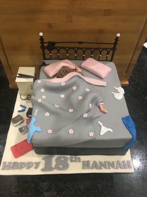 Bed Birthday Cake, 18th Birthday Cake Fondant, Tort Happy Birthday Girl, Woman's Birthday Cake, Cake Designs For 17th Birthday Girl, Bed Cakes Ideas, Cute 13 Birthday Cakes, Cake Ideas For 18th Birthday Girl, Birthday Cake For Women 18th