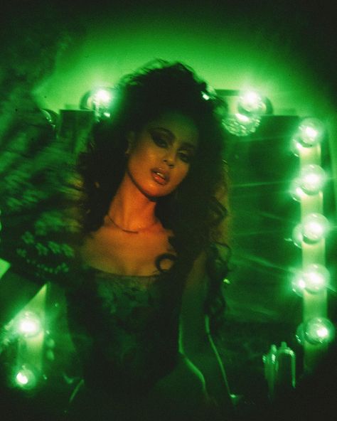 Green Lights, Alexa Demie, Dark Green Aesthetic, Photo Wall Collage, Photo Instagram, Green Aesthetic, Photography Inspo, Aesthetic Pictures, Pretty People