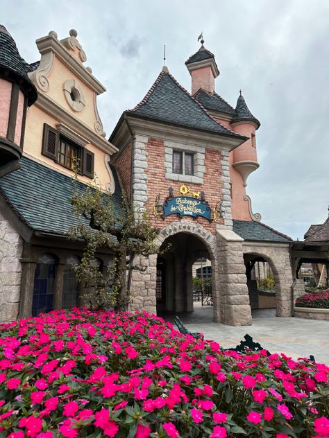 Disneyland Paris Shops, Disney Shots, Paris Picture Ideas, Paris Shops, Disney Paris, Paris Pictures, Europe Winter, Paris Aesthetic, Disney World Vacation