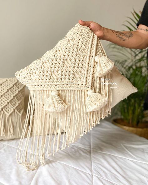 Principalmente los cojines fueron creados para ser usados como complemento de los asientos, en la actualidad estos son básicamente un… | Instagram Macrame Cushion, Boho Cushions, Glass Bottle Crafts, April 12, Macrame Design, Macrame Patterns, Macrame Wall, Bottle Crafts, Macrame Wall Hanging