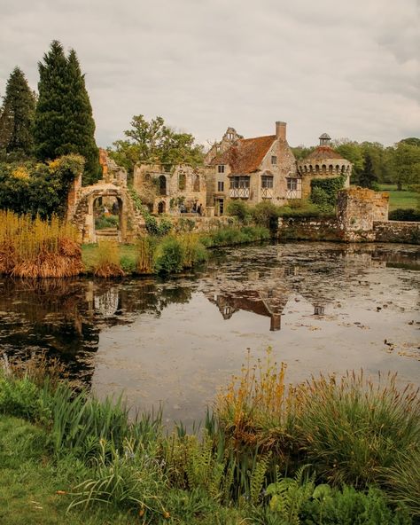 Hidden amidst the enchanting English countryside lies the timeless beauty of Scotney Castle. Nestled in the heart of Kent, this romantic gem whispers tales of love and history through its ancient walls and picturesque gardens 🌹 English Country Estate Aesthetic, Medieval Countryside, British Nature, Scotney Castle, English Aesthetic, The Last Ride, English Castles, Green Book, Kent England