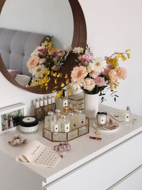 Dresser decorating ideas Room Dresser Decor Ideas, Cute Dresser Decor, Dressing Table Ideas, Dresser Styling, Profumo Victoria Secret, Dresser Decor Bedroom, Koleksi Parfum, Perfume Organizer, Organizer Ideas