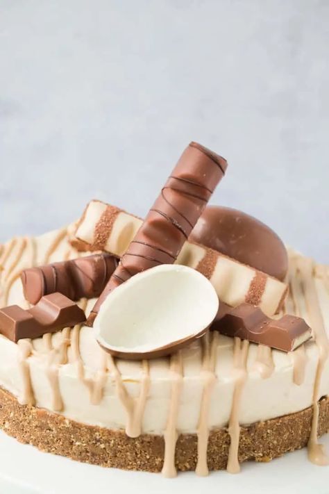 An irresistible no-bake Kinder Bueno Cheesecake with a chocolate chip cookie base, white chocolate and hazelnut filling and topped with loads of Kinder chocolate! Bueno Cheesecake, Bueno Cake, Birthday Cake Cheesecake, Birthday Pies, Hazelnut Filling, Birthday Cheesecake, Cookie Base, Birthday Cake Flavors, Most Popular Recipes