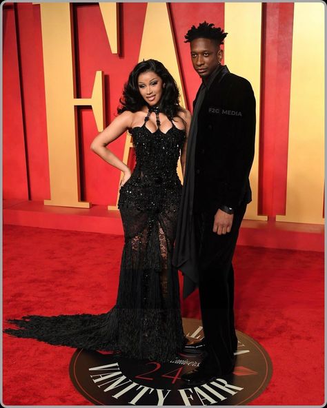 Cardi B Flaunts Her New Man’ At The Oscars Red Carpet, Offset Responds! Just 2 weeks ago cardi b was in a court battle to take control of 90% of offset’s properties, unfortunately she lost and since responded to the criticism she was getting! Fans say since she found out that her husband offset was smashing rapper icepice & coi leray! She hasn’t been the same! 90s Girl Fashion, Coi Leray, Oscars Red Carpet, Black Sparkly Dress, 90s Girl, Female Rappers, Vanity Fair Oscar Party, The Oscars, Dragon Slayer