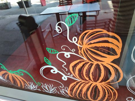 Window Fall Paintings, Halloween Chalk Paint Window, Autumnal Window Art, Window Drawing Halloween, Autumn Window Drawing Ideas, Pumpkin Window Art, Halloween Window Display Paint, Fall Window Drawing, Halloween Window Drawing Ideas