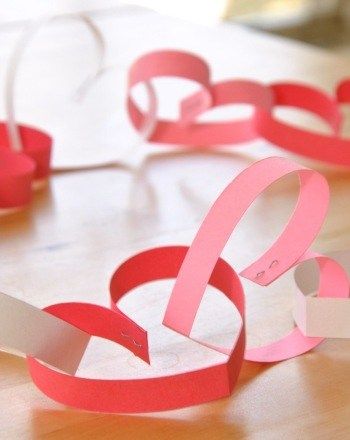 Heart Paper Chain Saint Valentin Diy, Kindergarten Valentines, Valentines Bricolage, Paper Chain, Valentine's Week, Paper Chains, Valentines Day Activities, Classroom Valentine, Crafty Kids