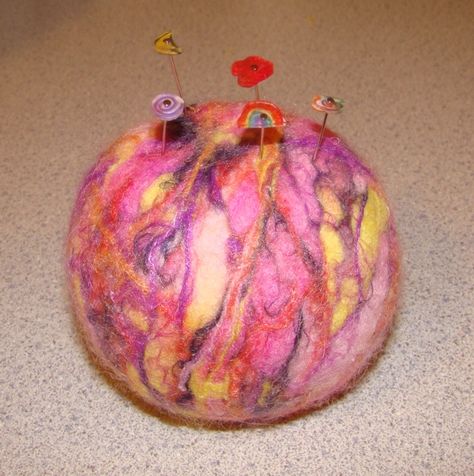 How to make wool balls with wool roving and/or wool yarn Pincushions To Make, Retreat Gift Ideas, Pin Cushion Ideas, Wool Fairy, Felt Pincushions, Felted Balls, Felting Crafts, Moda Bake Shop, Cushion Ideas