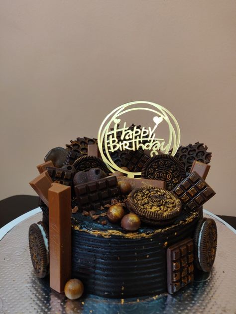 Chocolate Loaded Cake Decoration, Dark Chocolate Cake Decoration, Choco Truffle Cake Designs, Chocolate Cake Decoration Elegant, Unique Chocolate Cake Design, Truffle Cake Decoration, Chocolate Truffle Cake Designs, Chocolate Loaded Cake, Truffle Cakes