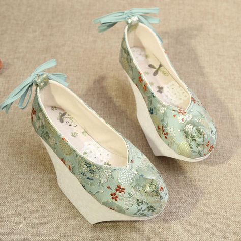 Hanfu Princess, Hanfu Shoes, Traditional Chinese Hanfu, Chinese Shoes, Dance Boots, Short Ankle Boots, Princess Flower, Dance Shorts, Designer High Heels