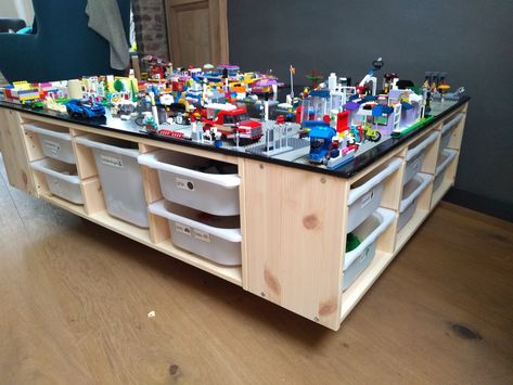 We maakten een mobiele Lego-tafel voor 3 kinderen Ikea Lego Table, Geek Furniture, Lego Storage Solutions, Lego Room Ideas, Lego Table With Storage, Lego Desk, Lego Table Ikea, Lego Room Decor, Trofast Ikea