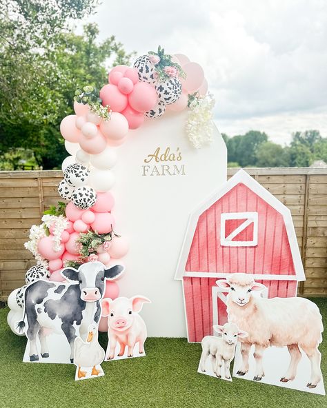 Does your little one love farm animals!? Arranging everything for your little ones birthday can be really hard work. Invitations, games, party bags, cake...the list goes on. Take one thing off your plate and @bluebellcelebrations create a stunning backdrop for the party! We can work with you to make your vision come true. Based in Lancaster covering the North West. Drop me a message and I will send over the price list 💌 #farmtheme #farmthemeparty #barnyardparty #barnyardballoons #f... Farm Party Kids, Farm Party Decorations, Baby First Birthday Themes, Farm Theme Birthday, Farm Animal Party, Farm Animals Birthday Party, Farm Themed Birthday Party, Birthday Party Decorations Diy, Barnyard Birthday